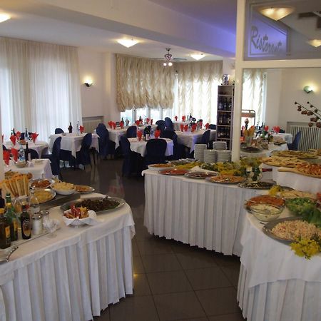 Hotel Mediterraneo Pesaro Bagian luar foto