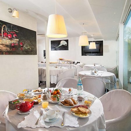 Hotel Mediterraneo Pesaro Bagian luar foto