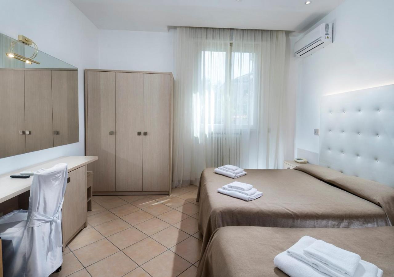Hotel Mediterraneo Pesaro Bagian luar foto