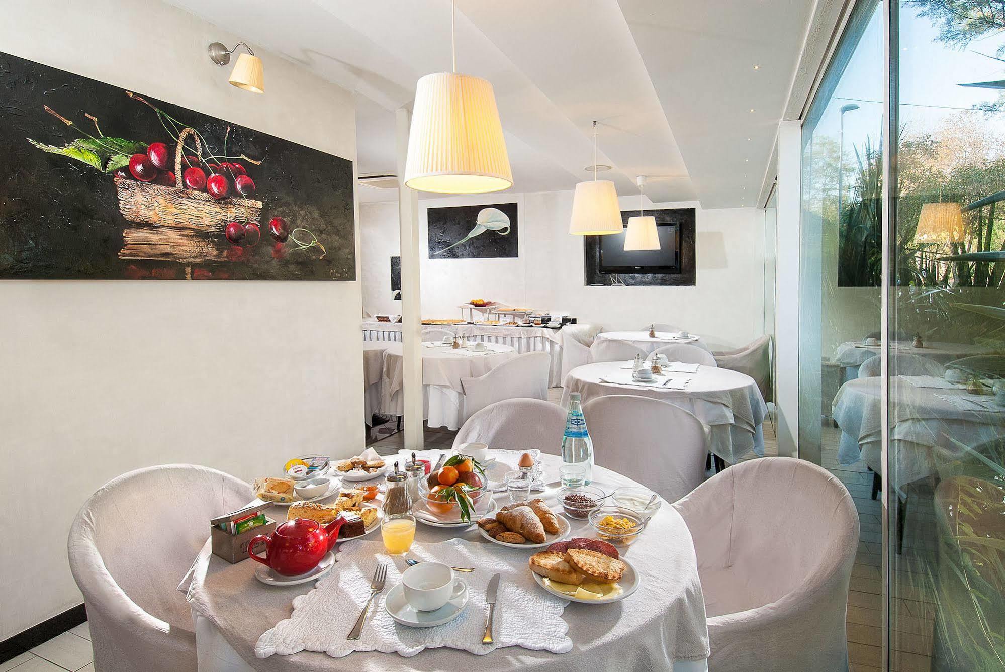 Hotel Mediterraneo Pesaro Bagian luar foto